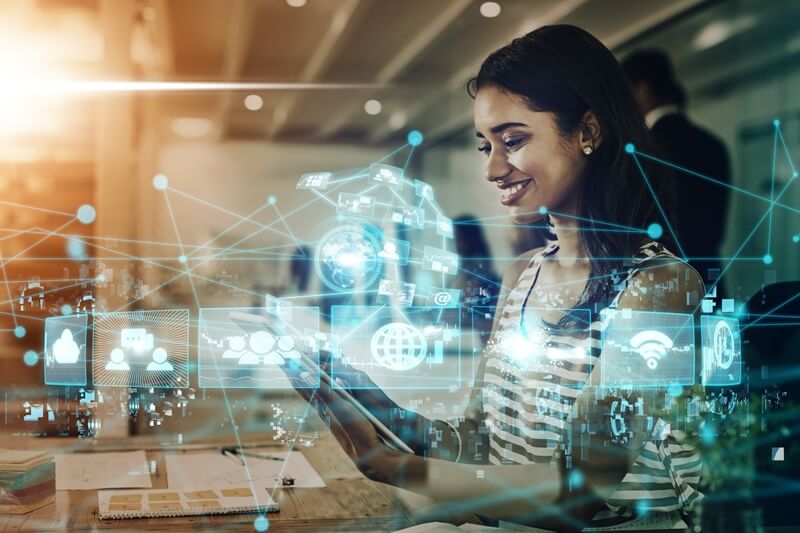 Frau arbeitet an einem Tablet, umgeben von digitalen Netzwerk-Grafiken – Symbolbild für die Erstellung einer modernen WordPress Website und professionelle Webdesign-Lösungen von Webella Design.